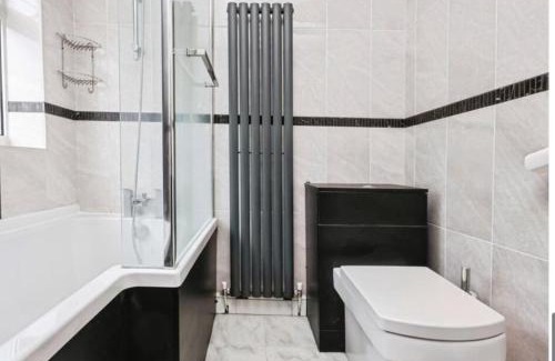 Birmingham Casa | Entire luxury house Free Parking accommodations for contractors and long stays