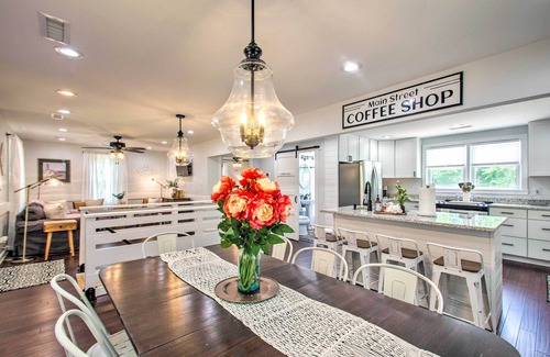 Afton Cabaña | Entire Mid-Century Modern Farmhouse-Style Cottage hosted by Heather