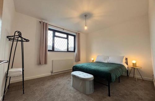 Southampton Casa | Entire Newly Renovated house -Southampton City - Private Driveway Parking - 4 Bedrooms 5 Beds Sleeps 7 - Great for Friends, Families & Contractors