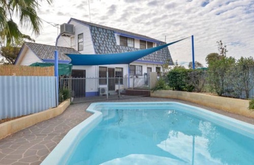 Somerville Casa | Entire Residential 6/2 bedroom, 2 storey house with swimming pool