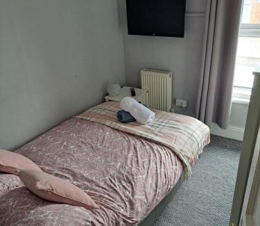 Longford Casa | Entire town house with free parking