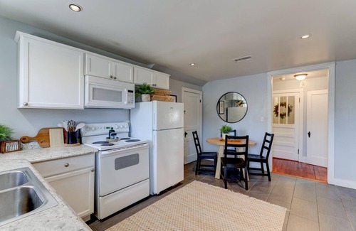 Midtown Apartamento | ENTIRE UNIT: Charming 1BR Midtown Oasis - Walk to Dining, Parks, and More