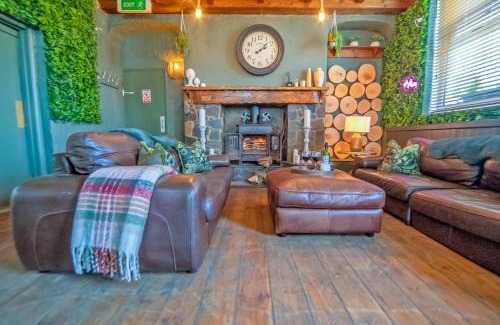 Coelbren Casa | Entire Venue with Accommodation Sleeps up to 19 - Waterfall Country Escape Wales
