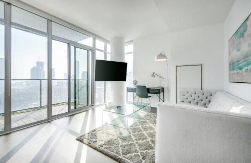 Old Town Apartamento | Epic 2BR Condo with Panoramic CN Tower & City View