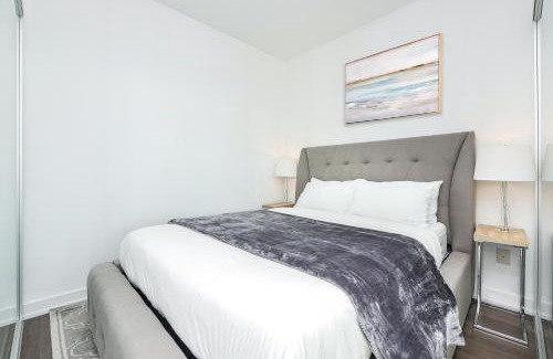 Old Town Apartamento | Epic 2BR Condo with Panoramic CN Tower & City View