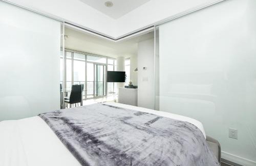 Old Town Apartamento | Epic 2BR Condo with Panoramic CN Tower & City View