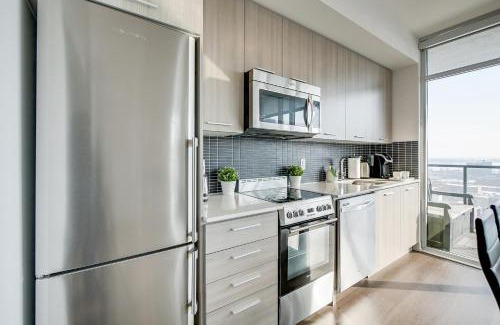 Old Town Apartamento | Epic 2BR Condo with Panoramic CN Tower & City View