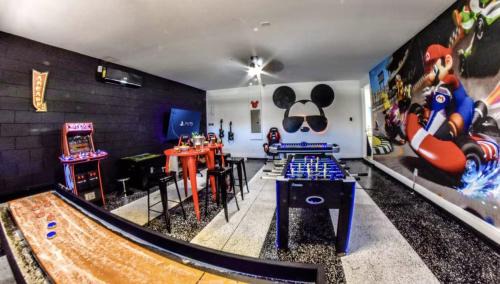 West Kissimmee Villa | Epic 8Br 8Ba 4k sq ft Villa with Movie Theater Private Pool Spa Sauna Hot Tub Firepit Gaming Room and Arcade - 10mins from Disney Orlando FL