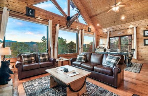 Gatlinburg - Pigeon Forge Casa | Epic Mountain Views, Hot Tub, Game Room, Sleeps 10