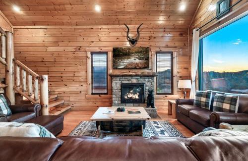 Gatlinburg - Pigeon Forge Casa | Epic Mountain Views, Hot Tub, Game Room, Sleeps 10