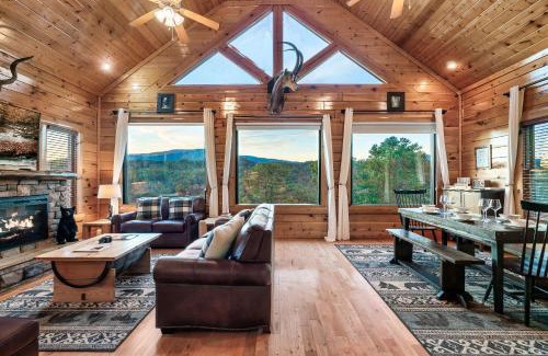 Gatlinburg - Pigeon Forge Casa | Epic Mountain Views, Hot Tub, Game Room, Sleeps 10