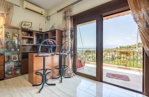 Eretria Apartamento | Eretria Seaview Retreat with Balcony & Style