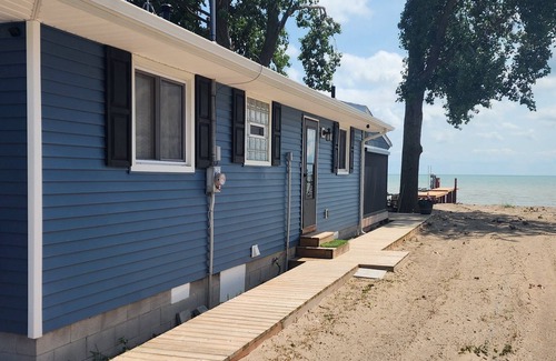 Amherstburg Casa | Erie Moon on the beach. A comfy cozy waterfront home in Amherstburg Ont.