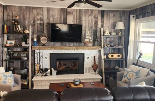Amherstburg Casa | Erie Moon on the beach. A comfy cozy waterfront home in Amherstburg Ont.