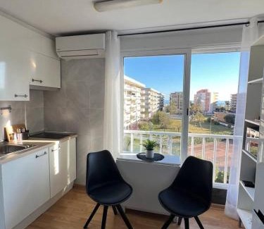 La Pineda Apartamento | Escapada Romántica con Vistas al Mar Piscina