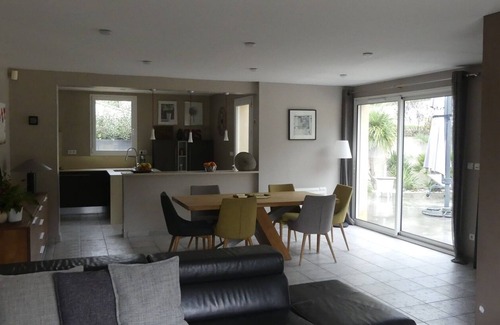 La Roque-d'Antheron Casa | Escapade Provençale Villa with Pool, Garden and Comfort for 8.