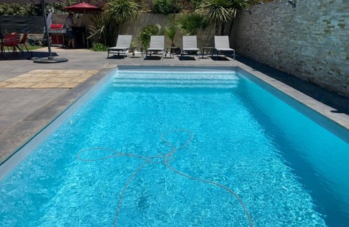 La Roque-d'Antheron Casa | Escapade Provençale Villa with Pool, Garden and Comfort for 8.