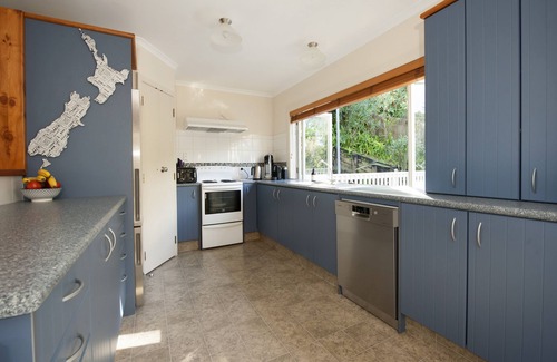 Russell Casa | Retiro familiar extendido, ubicado cerca de la rampa para botes en el centro de Russell