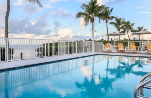Islamorada Apartamento | Escape The Hustle and Bustle! 2 Classy Units, Free Parking, Onsite Pool