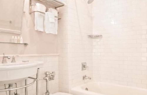 Goose Hollow Hotel | Escape The Hustle and Bustle! Near Oregon Museum of Science and Industry!