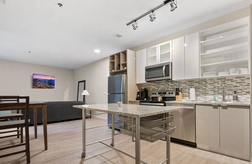 Crossroads Arts District Condominio | Escape the Ordinary and Stay in Our Exclusive Accommodation 326