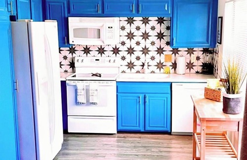 Palm Springs Condominio | Escape to a fresh 70's Mid Century-Modern Boho-inspired Condo in Palm Springs!