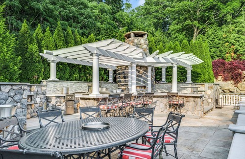 New Fairfield Casa | Escape to a Luxury Lakehouse Retreat- Chefs Indoor Outdoor Kitchen Hot Tub Steam