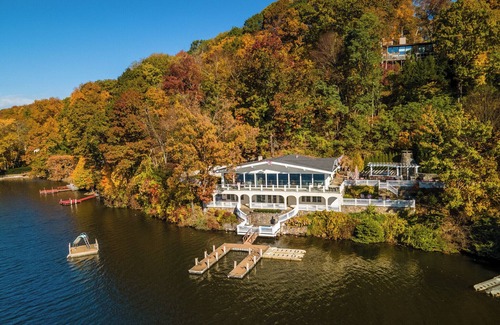 New Fairfield Casa | Escape to a Luxury Lakehouse Retreat- Chefs Indoor Outdoor Kitchen Hot Tub Steam