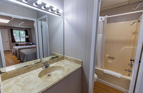 Dry Creek Cabina | Escape to Bundick Lake: Your Charming Cabin Retreat Awaits
