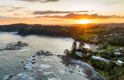 Leigh Casa | Escape to Coastal Paradise w/ Endless Sea Views