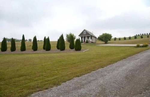 Dundee Cabaña | Escápate a nuestra romántica casa de piedra junto a un estanque con vistas al país Amish