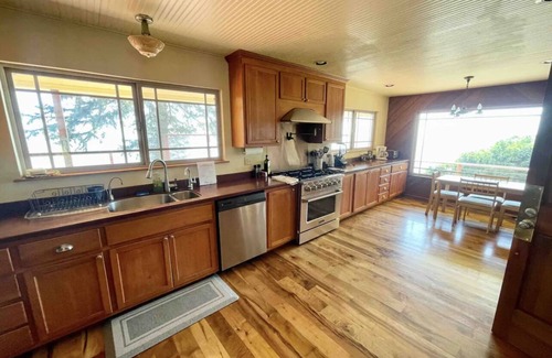 Klamath Casa | Escape to our spacious 4 bed 2-bath house with stunning ocean and river views
