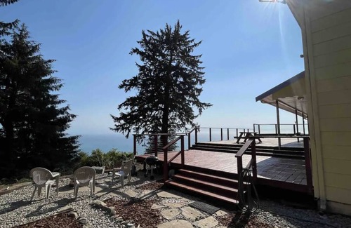 Klamath Casa | Escape to our spacious 4 bed 2-bath house with stunning ocean and river views