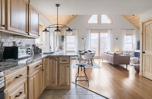 Hobart Casa | Escápese a la cabaña romántica en Catskills con impresionantes vistas.