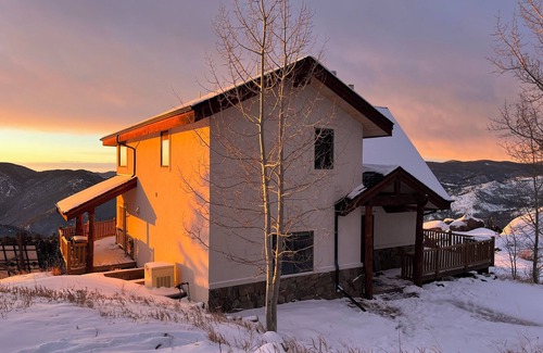 Drake Casa | Escape to Storm Mountain - 31 day minimum stay