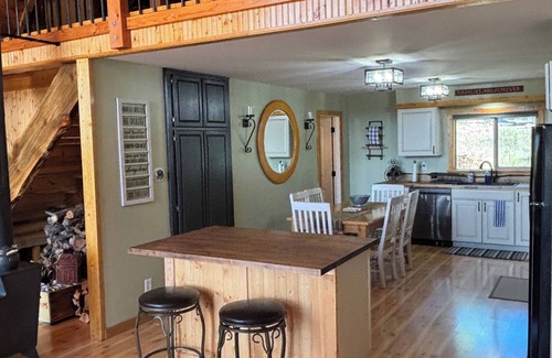 Cimarron Cabina | Escape to the heart of the Colorado mountains at this peaceful cabin retreat.