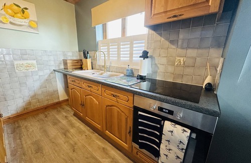 Pendine Casa | Escape to this charming 2 bedroom detached house with amazing sea views