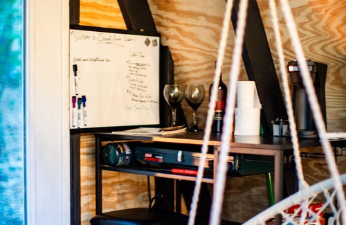 Lincoln Cabina | Escape to your cozy primitive off grid cabin in the Lake of the Ozarks area