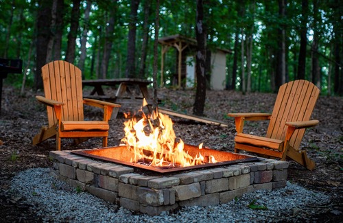 Lincoln Cabina | Escape to your cozy primitive off grid cabin in the Lake of the Ozarks area