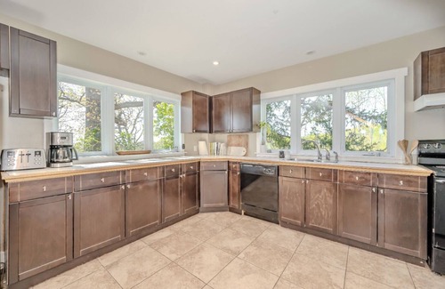 Burlington Cabaña | Escarpment Escape - 1 Bedroom Loft Cottage: Huge Deck, Panoramic views, Trails