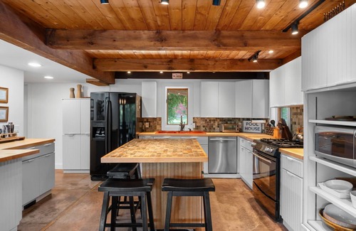 Lagrangeville Cabina | ESKape Manor: Heated Pool, Hot Tub & Fun Amenities