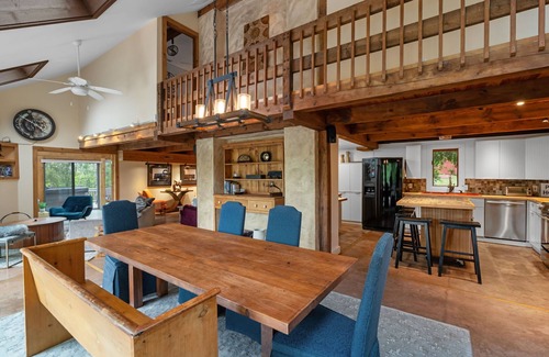 Lagrangeville Cabina | ESKape Manor: Heated Pool, Hot Tub & Fun Amenities