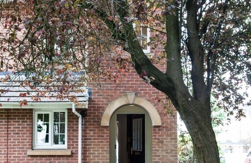 Stoke-on-Trent Casa | ESONGRACE Stays - Stylish quaint three bed home