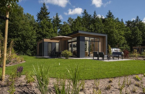 Lieren Casa | Essenburgh: Spacious and stylish home for 6 people with three bedrooms, a modern kitchen, a cozy outdoor space, and a private hot tub for ultimate relaxation. Enjoy luxury and nature in the Veluwe.