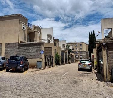 Hospital Apartamento | Essy's Furnished Homes Nakuru with pool & GYM