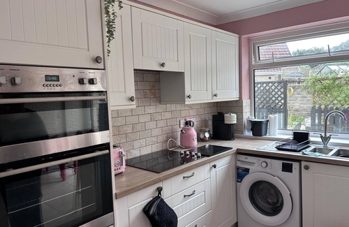Llanrhidian Higher Cabaña | Estuary Edge: Colourful cottage w/ Coastal view. 10 mins drive to Gower beaches