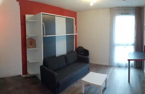 Poitiers Apartamento | Eté 2022 - Studio meublé résidence 3 étoiles avec piscine intérieure - place parking privé comprise