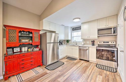 Berryville Casa | Eureka Springs Area Home with Porch, Grill!