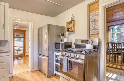 Rhododendron Cabina | EV charger, AC, Huge Fenced Yard, Last Minute Deals on Sept-Oct Dates!