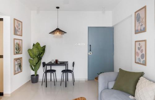 Khar Apartamento | Evara 1BHK Khar W by The Bombay Home Company